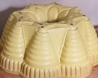 Vintage Nordic Ware Yellow Bundt Pan / Heavy Cast Aluminum Fiesta Party Pan / Christmas Trees / Circa 1960s - 1970s