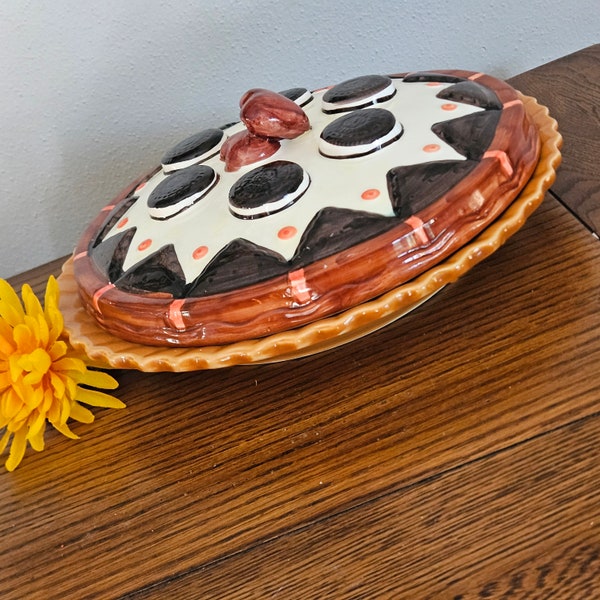 Vintage Pie Plate with Decorative Cover / Retro Ceramic Bakeware and Serving