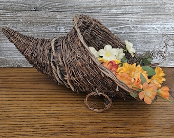 Vintage 16" Grapevine Cornucopia Horn of Plenty