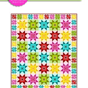 Könnte beinhalten: Ein farbenfroher Quilt mit einem Sternmuster in Rot-, Rosa-, Grün-, Gelb- und Blautönen. Der Quilt misst 183 x 213 cm und zeigt das Wort "JOVIAL" in grüner Schrift. Der Quilt ist von Charisma Horton.