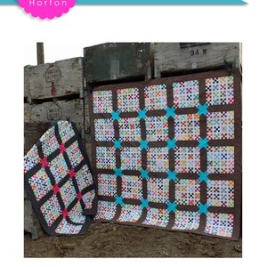 Puede incluir: Dos colchas coloridas con un diseño de patchwork, una cuadrada y otra ovalada, se exhiben sobre un fondo de madera rústica. La colcha más grande mide 231 cm x 231 cm, y la más pequeña mide 157 cm x 206 cm. Se muestra el texto "HAPPY MAIL".