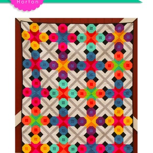 Puede incluir: Un edredón colorido con un patrón de estrellas geométricas. El edredón presenta diseños brillantes en forma de estrella rosa, naranja, amarilla, azul y verde sobre un fondo gris y blanco. El edredón mide 183 cm por 229 cm.