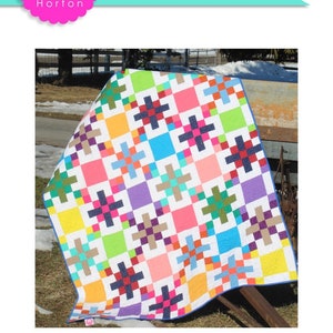 Puede incluir: Un patrón de colcha colorido llamado "Patched" de Charisma Horton. La colcha está hecha de cuadrados en varios colores, incluyendo rojo, naranja, amarillo, verde, azul, morado y marrón. La colcha mide 60 pulgadas por 70 pulgadas y es compatible con cuartos de tela.