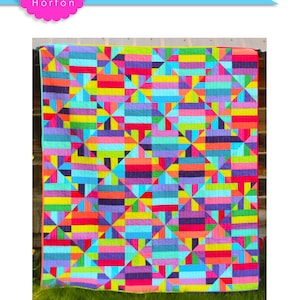Peut inclure: Un modèle de courtepointe coloré appelé "Cool Strings" de la série Banana Split. La courtepointe est faite avec des bandes de 2 1/2 pouces et mesure 64 pouces par 72 pouces.