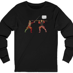 Pode incluir: Camiseta preta de manga comprida com uma ilustração humorística de duas figuras em trajes históricos lutando com espadas. Uma figura tem um balão de fala que diz "Boop."