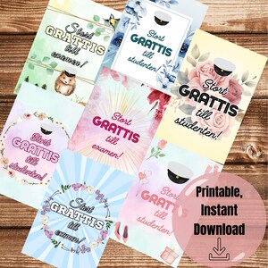 Può includere: Sei carte stampabili con sfondo ad acquerello e motivi floreali. Ogni carta dice "Stort Grattis", che si traduce in "Congratulazioni" in inglese. Le carte hanno messaggi diversi, tra cui "till examen!" che significa "all'esame!" e "till studenten!" che significa "al laureato!"