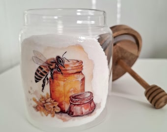 Tarro de miel de cristal con tapa de madera y cucharón.
