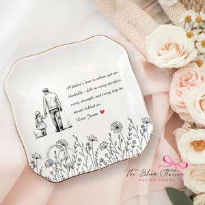 Puede incluir: Un letrero de madera rústica con la frase "Welcome to our home" en letras blancas. El letrero presenta un acabado envejecido y un diseño sencillo y acogedor, ideal para un porche o entrada.