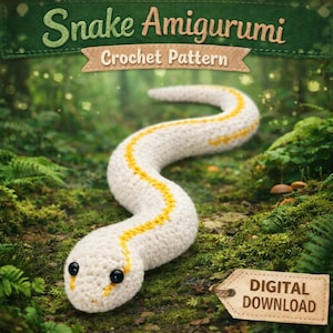 Puede incluir: Un amigurumi de serpiente blanca de ganchillo con una raya amarilla en la espalda, sobre un fondo de bosque cubierto de musgo. La imagen incluye el texto "Snake Amigurumi Crochet Pattern" y una etiqueta que dice "Digital Download".