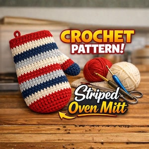 Könnte beinhalten: Ein rot, weiß und blau gestreifter gehäkelter Ofenhandschuh mit dem Text "CROCHET PATTERN!" und "Striped Oven Mitt". Der Handschuh befindet sich neben roten und cremefarbenen Wollknäueln, Häkelnadeln und einer Schere auf einer Holzoberfläche.