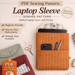 Könnte beinhalten: Ein PDF-Schnittmuster für eine gesteppte Laptoptasche mit Tasche. Das Bild zeigt eine orangefarbene Laptoptasche mit einem karierten Innenfutter, einem Telefon und einem Bleistift. Der Text lautet "Laptop Sleeve" und "Beginner Friendly."