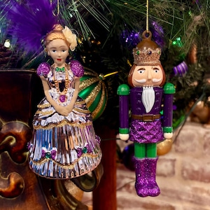 Juego de 2 adornos de Cascanueces del Rey del Carnaval, corona de desfile de María Antonieta, reina de Francia, morado, verde y dorado, decoración colgante de Nueva Orleans