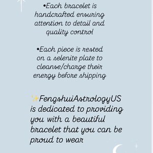 Pode incluir: Um gr&aacute;fico azul claro com o texto "NOSSA PROMESSA" e marcadores sobre pulseiras feitas &agrave; m&atilde;o, controle de qualidade e limpeza em placas de selenita. O texto tamb&eacute;m menciona "FengshuiAstrologyUS".