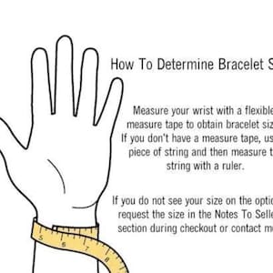 Pode incluir: Ilustra&ccedil;&atilde;o mostrando como medir o tamanho do pulso para pulseiras. Uma m&atilde;o &eacute; mostrada com uma fita m&eacute;trica enrolada no pulso. O texto explica como medir com uma fita ou barbante e uma r&eacute;gua.