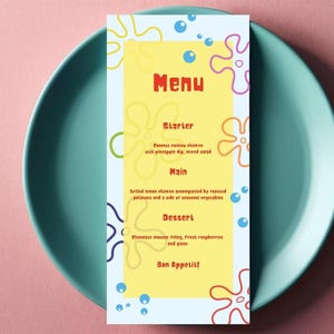 Op de afbeelding: Een menukaart met een gele achtergrond en cartoon-achtige graphics, waaronder bloemen en bellen. Het menu bevat het woord "Menu" in het rood, met secties voor Voorgerecht, Hoofdgerecht en Dessert, en de woorden "Bon Appetit!"