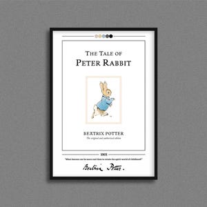 Puede incluir: Una impresión enmarcada en negro del clásico libro infantil "The Tale of Peter Rabbit" de Beatrix Potter. La impresión presenta una ilustración en color de Peter Rabbit con una chaqueta azul y de pie sobre sus patas traseras. El texto "The Tale of Peter Rabbit", "Beatrix Potter", "The original and authorized edition", "1901", y una cita de Beatrix Potter están incluidos en la impresión.