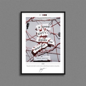 以下が含まれることがあります： 赤い背景に白い文字で「A good girl's guide to murder」というタイトルが書かれた本の表紙。タイトルは切り抜かれて、赤い紐の背景の上に重ねられています。著者の名前「Holly Jackson」は、タイトルの下に黒で印刷されています。年「2019」は、著者の名前の下に黒で印刷されています。本の表紙は黒で額装されています。