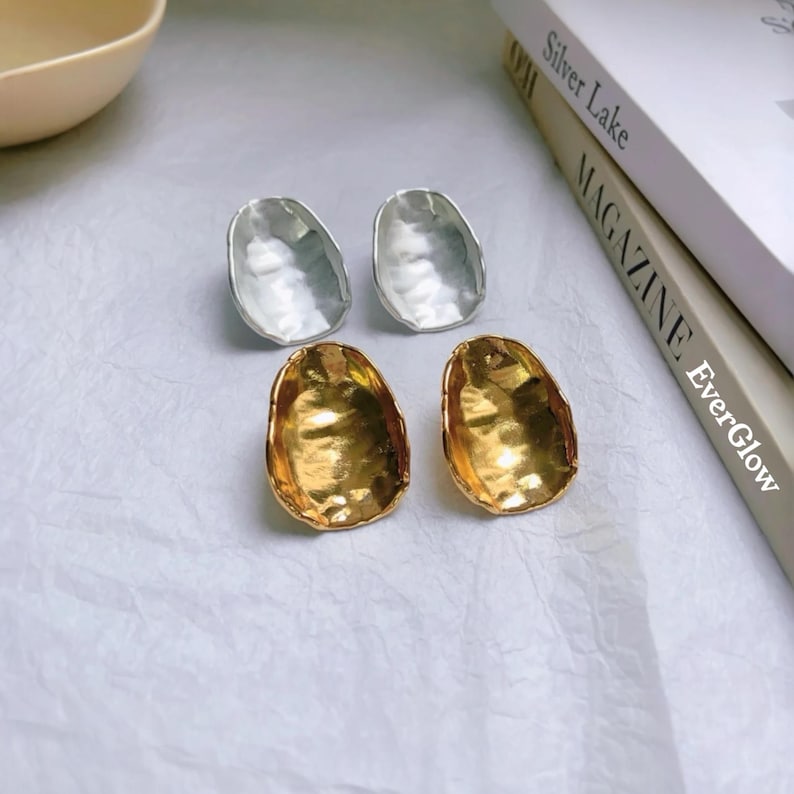 Peut inclure: Une paire de boucles d'oreilles avec une finition en m&eacute;tal martel&eacute;. Une paire est dor&eacute;e et l'autre est argent&eacute;e.