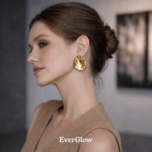 Puces d'oreilles ovales bio | Design artistique texturé plaqué or 18 carats (2 tailles) image 10
