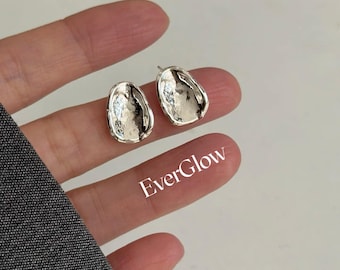 Puces d'oreilles ovales bio | Design artistique texturé plaqué argent (2 tailles)
