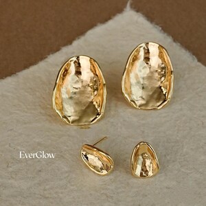 Peut inclure: Trois paires de boucles d'oreilles dor&eacute;es &agrave; la texture martel&eacute;e. Les boucles d'oreilles sont de forme ovale et sont disponibles en trois tailles diff&eacute;rentes.