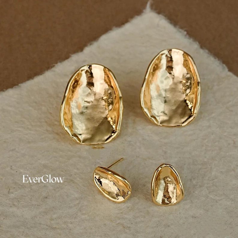 Peut inclure: Trois paires de boucles d'oreilles dor&eacute;es &agrave; la texture martel&eacute;e. Les boucles d'oreilles sont de forme ovale et sont disponibles en trois tailles diff&eacute;rentes.