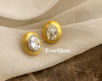 Puces d'oreilles en or brossé | Halo CZ ovale, plaqué 18 carats