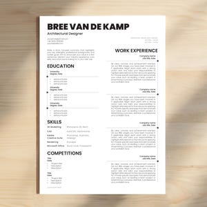 Puede incluir: Un currículum vitae blanco para un arquitecto, con el nombre "Bree Van De Kamp" en la parte superior. El currículum incluye secciones para educación, habilidades, experiencia laboral y concursos. El documento está sobre una superficie de madera clara.