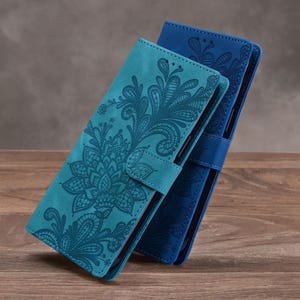 Funda tipo cartera de cuero magnético en relieve para iPhone 16, 15, 14, 13, 12 y 11: funda abatible con ranuras para tarjetas.