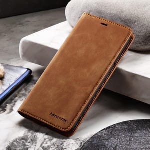 Funda magnética de cuero tipo billetera para iPhone 6 a 16 Pro Max: tapa abatible con imán potente, ranuras para tarjetas y protección total.