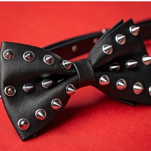 Schwarze Fliege aus Kunstleder mit Nieten - Gothic Punk Accessoire, Alternative Rock Mode