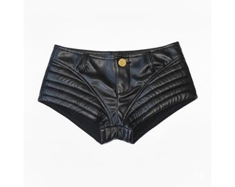 Pantalones cortos de piel sintética acolchados negros / Ropa de club con botones dorados de tendencia