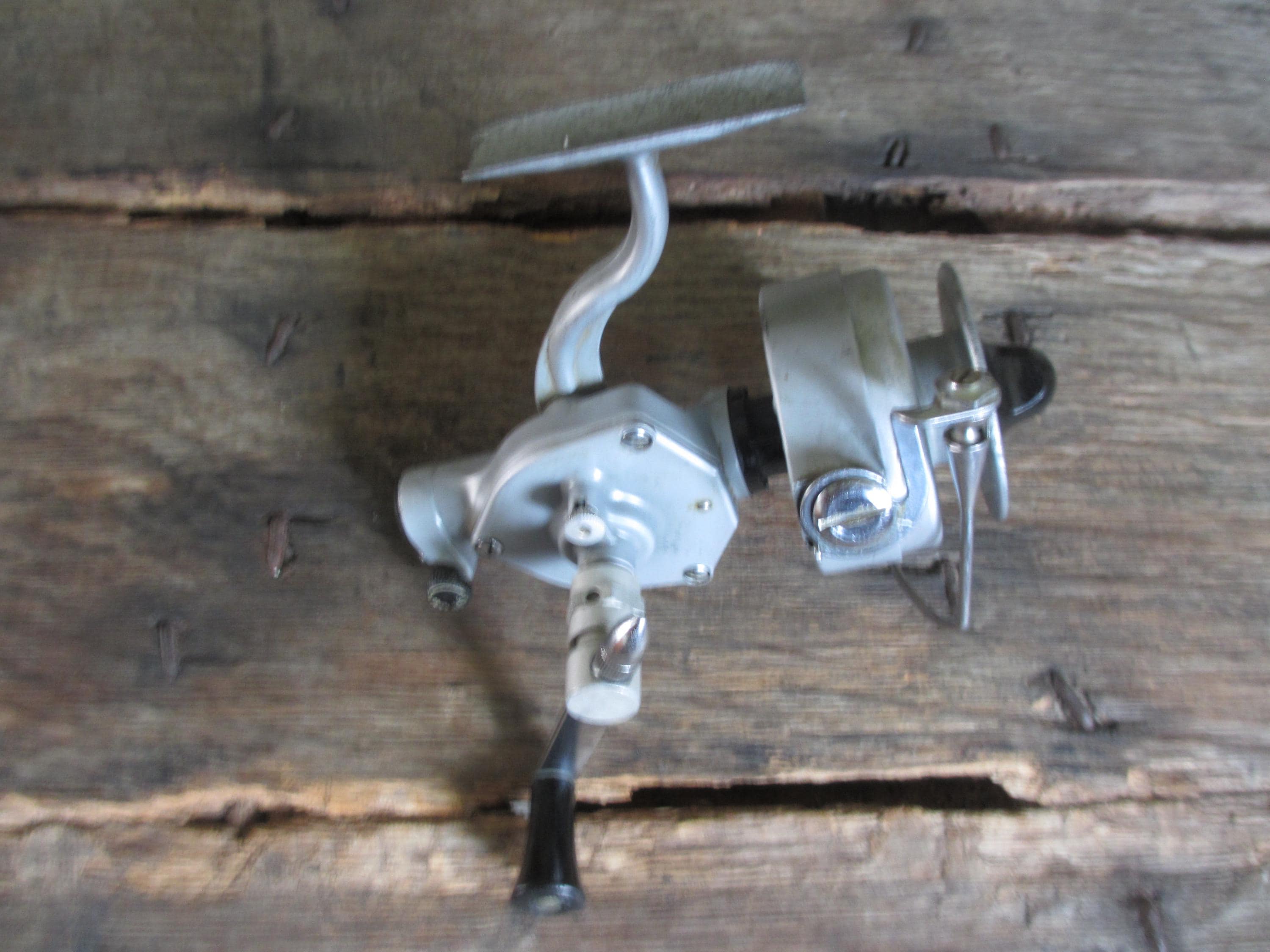 display photos hanging from an old fishing pole ZeenArt Picture Frame Model:BIG CAT-82 subcategory:rack_tackle_boxes DC300 KICKBACKER - OPTIMUM Three frames are ready