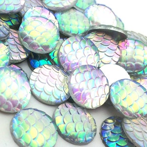 50 fournitures de sirène arc-en-ciel - Déguisement de sirène à faire soi-même - Cabochons à l'échelle - Cabochons en gros 12 mm, colle à dos plat sur un cercle rond brillant