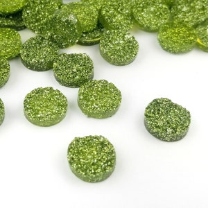 100 stuks groene Druzy - cabochons groothandel 12 mm - glitter cabochon - hars druzy platte achterkant - dikke cabochon met ronde geode