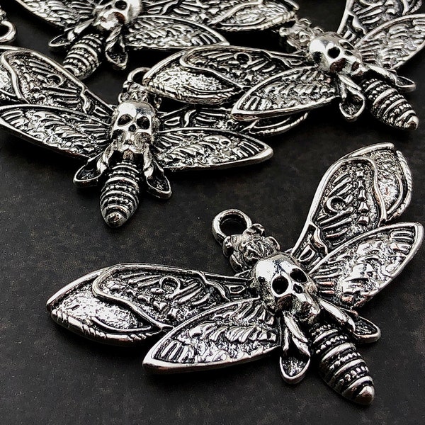 2 pcs Grande breloque papillon en forme de tête de mort en argent - Pendentif insecte wicca - Déclaration anti-mites de tête mort - Fournitures bijoux bricolage sorcière