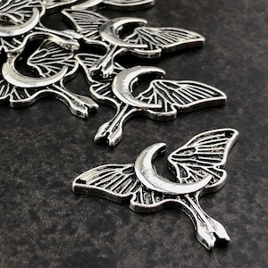 4 dijes pequeños de polilla lunar de plata - Colgante de luna creciente - Colgante de joyería wiccana - MoonLightSupplies