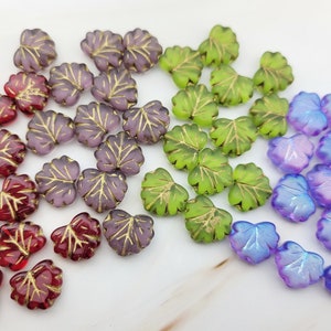 4 Stück Kleine Glasblätter Perlen - Buntes Ahornblatt - Mittig gebohrtes Herbstlaub - Tschechische Glasperlen