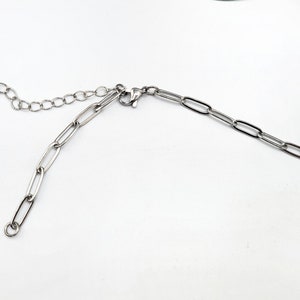Pu&ograve; includere: Una collana a catena d'argento con chiusura a moschettone. La catena &egrave; composta da maglie ovali.