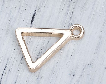 10 breloques triangle en or - Triangles géométriques plaqués or creux 17 mm (5/8 po.) x 13 mm (4/8 po.) Collier pendentif formes pyramide triangle doré