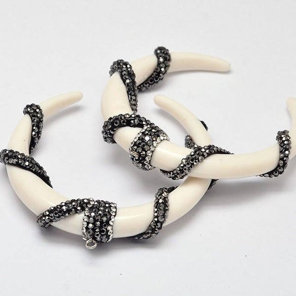 Colgante grande de cuerno en forma de media luna con diamantes de imitación: Charm bohemio blanco (34 mm)