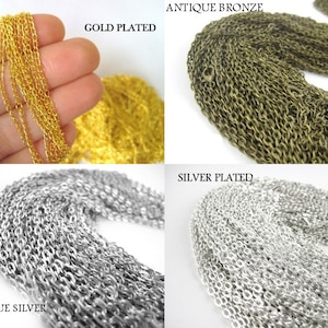 Op de afbeelding: Vier spoelen ketting in verschillende afwerkingen: verguld, antiek brons, verzilverd en antiek zilver. De ketting is een delicate, kabel stijl.
