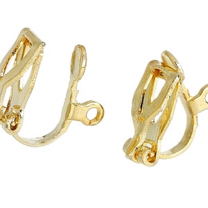 Puede incluir: Un par de convertidores de pendientes de clip en tono dorado. Los convertidores están diseñados para convertir los pendientes perforados en pendientes de clip.