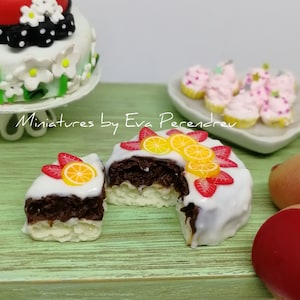 Dollhouse cream and chocolate cake