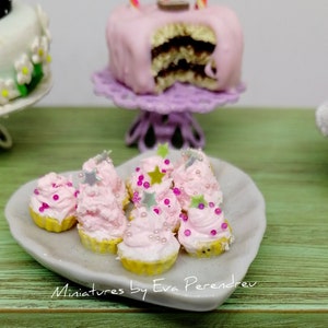 Miniatur rosa Meringue in einem Porzellan Schale (Herzform) für Puppe oder Puppenhaus - Weihnachten