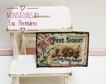 French "Pavé Sigaut, aux fruits glacés d'Auvergne" Art Deco miniature sign for your dollhouse at 1/12 scale or doll diorama.