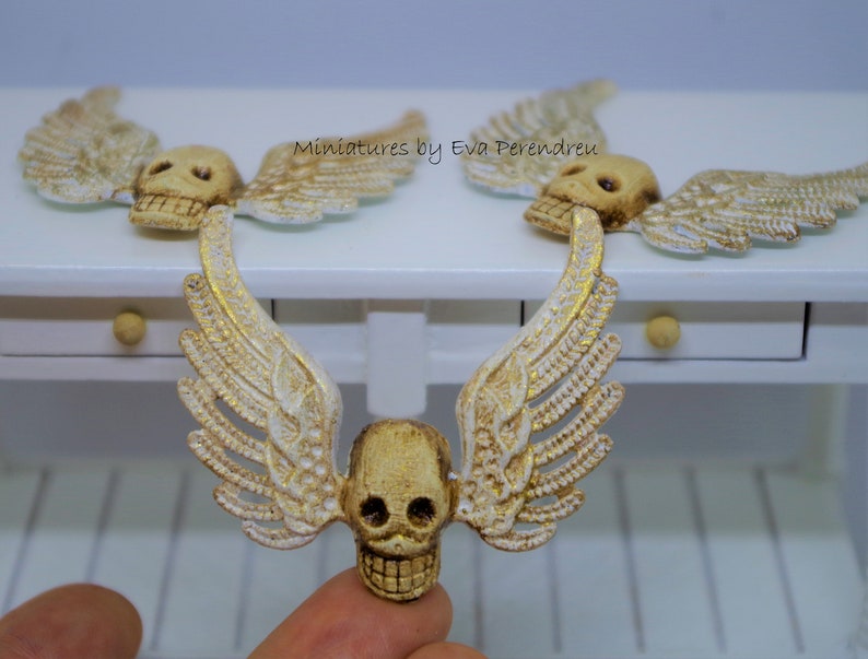 Miniature winged skull, Halloween, diorama, dollhouse, doll image 1