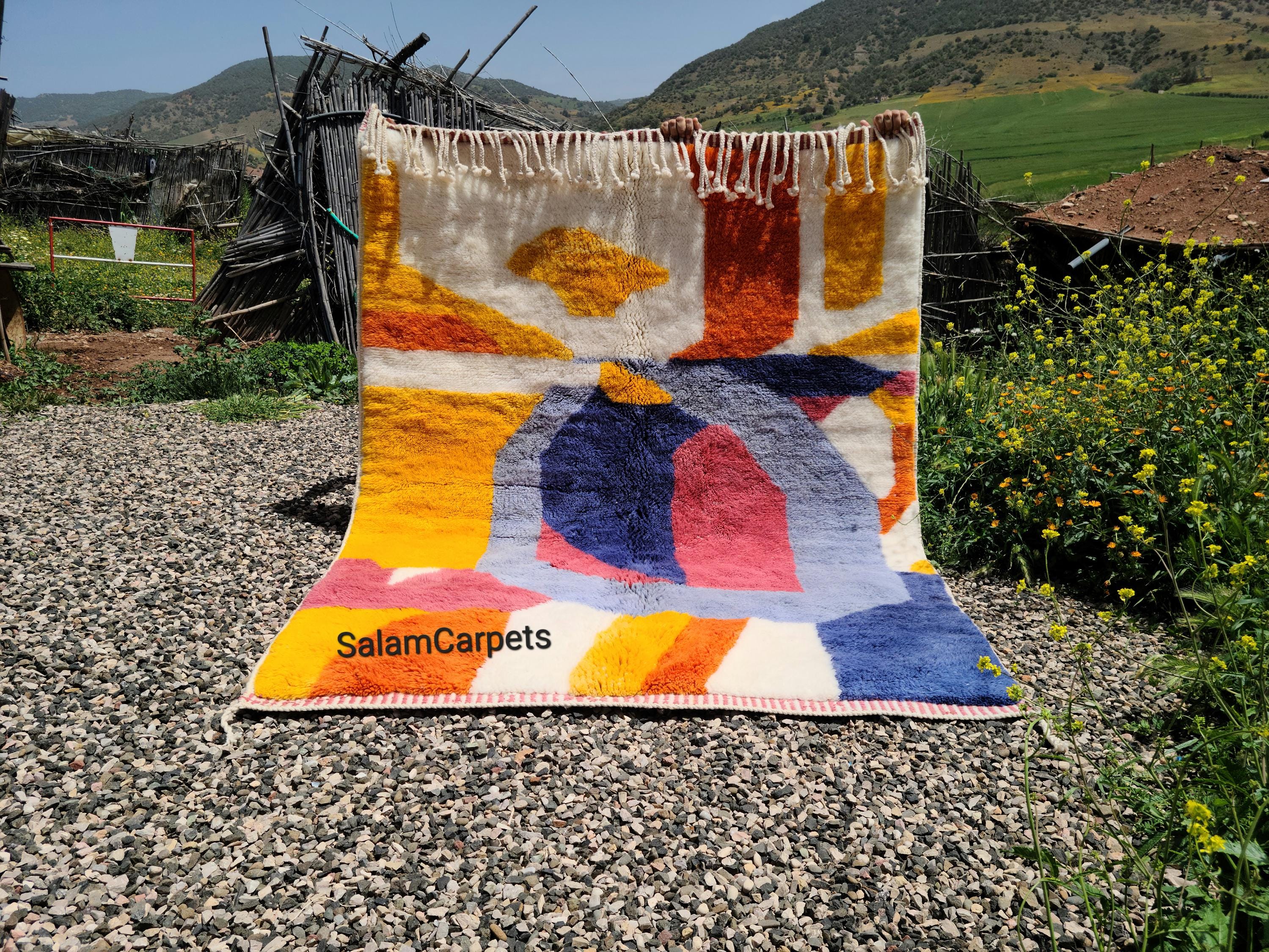 手織りウールのモロッコラグ：カラフルな抽象的なデザイン、カスタム