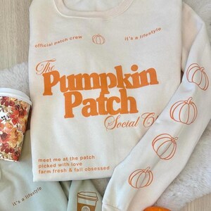 Sudadera Pumpkin Patch Social Club con estampado de calabaza en las mangas