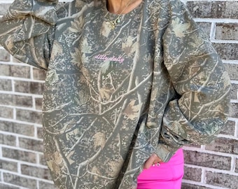 Jersey de cuello redondo con camuflaje Hideaway bordado «Dilly Dally»